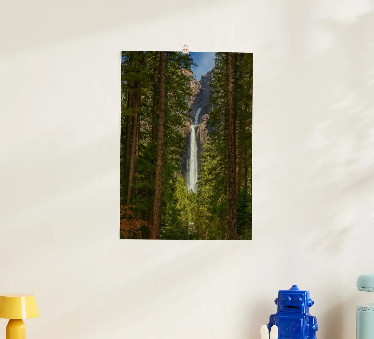 vista di una cascata nella foresta poster da PASMING