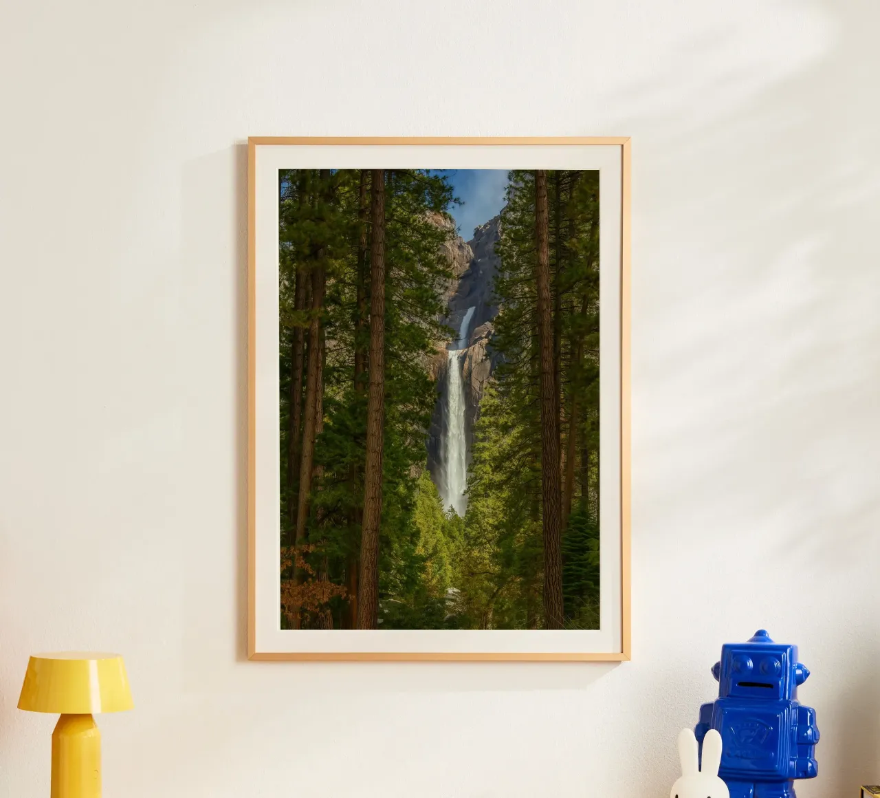 vista di una cascata nella foresta poster da PASMING