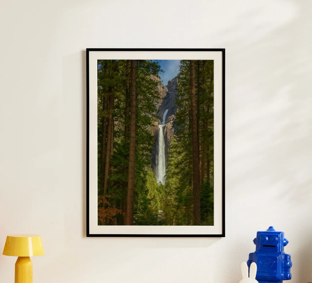 vista di una cascata nella foresta poster da PASMING