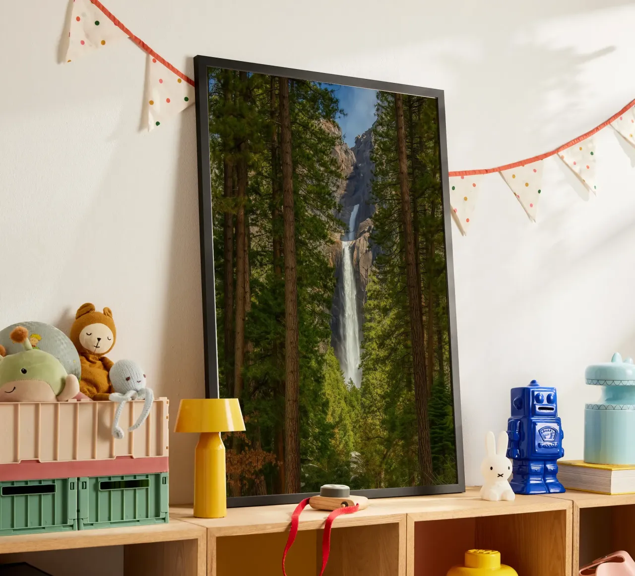 vista di una cascata nella foresta poster da PASMING