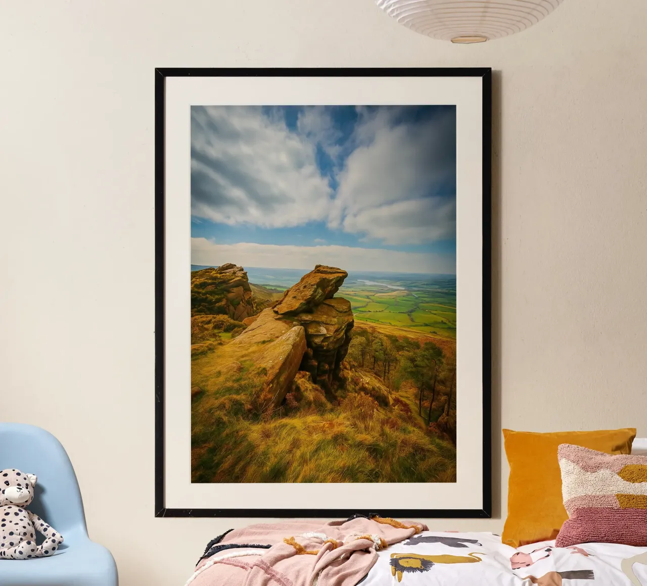 vista dalla cima della collina rocciosa poster da PASMING