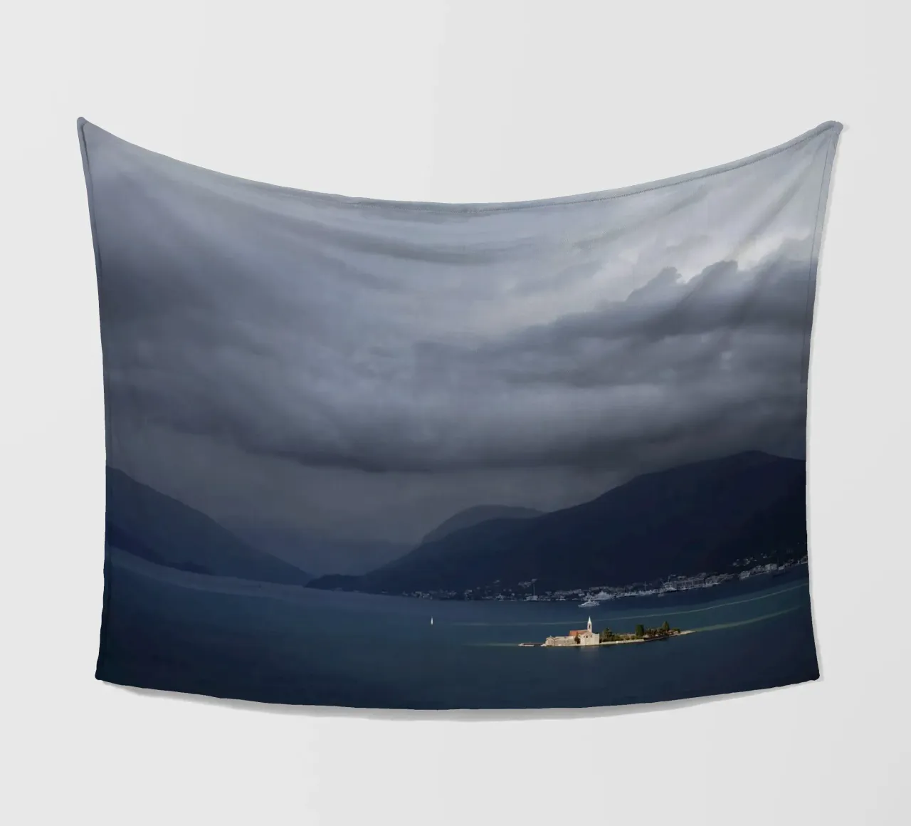 Baia di Kotor, Montenegro coperta in pile da atmospheric pictures