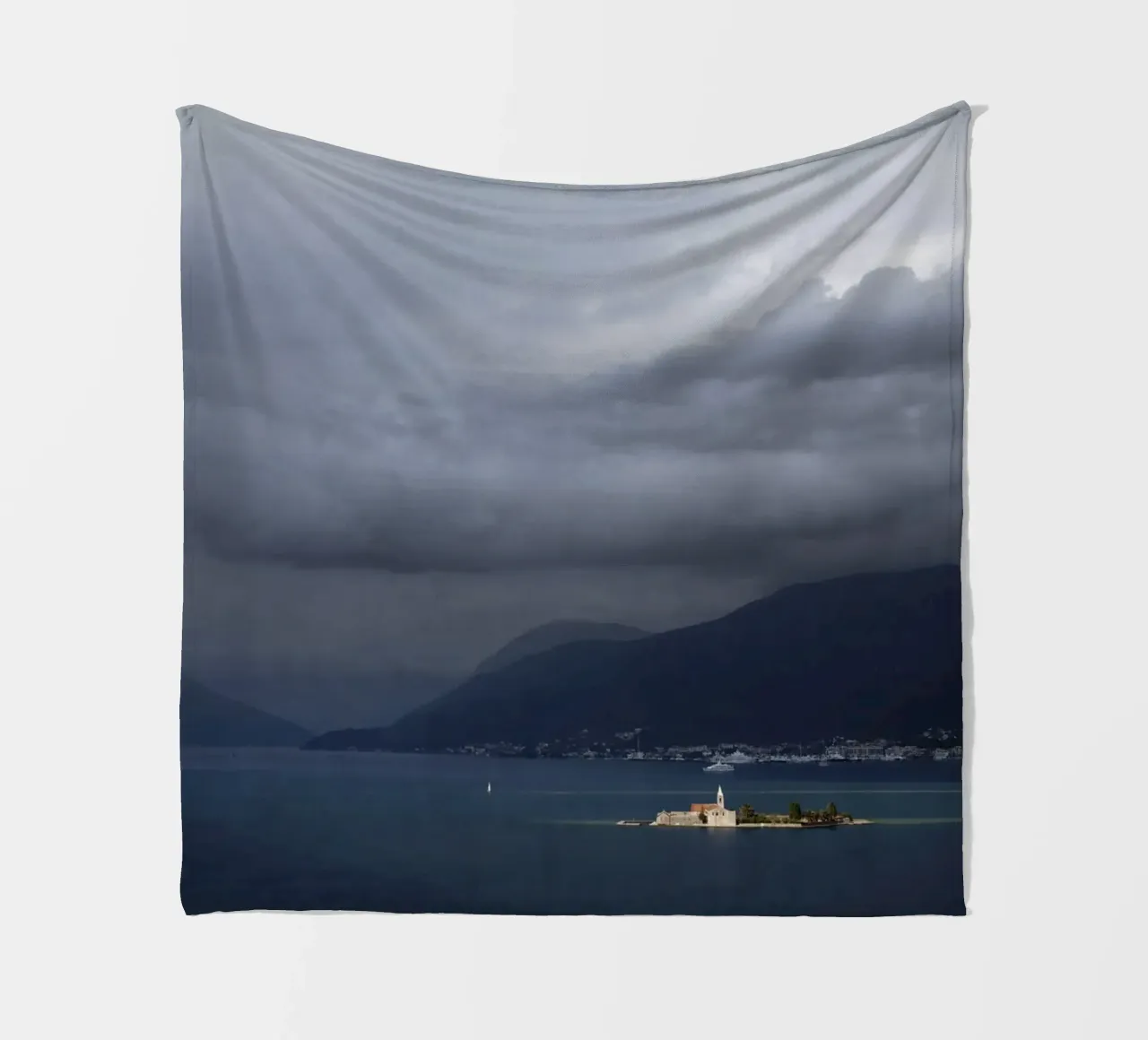 Baia di Kotor, Montenegro coperta in pile da atmospheric pictures