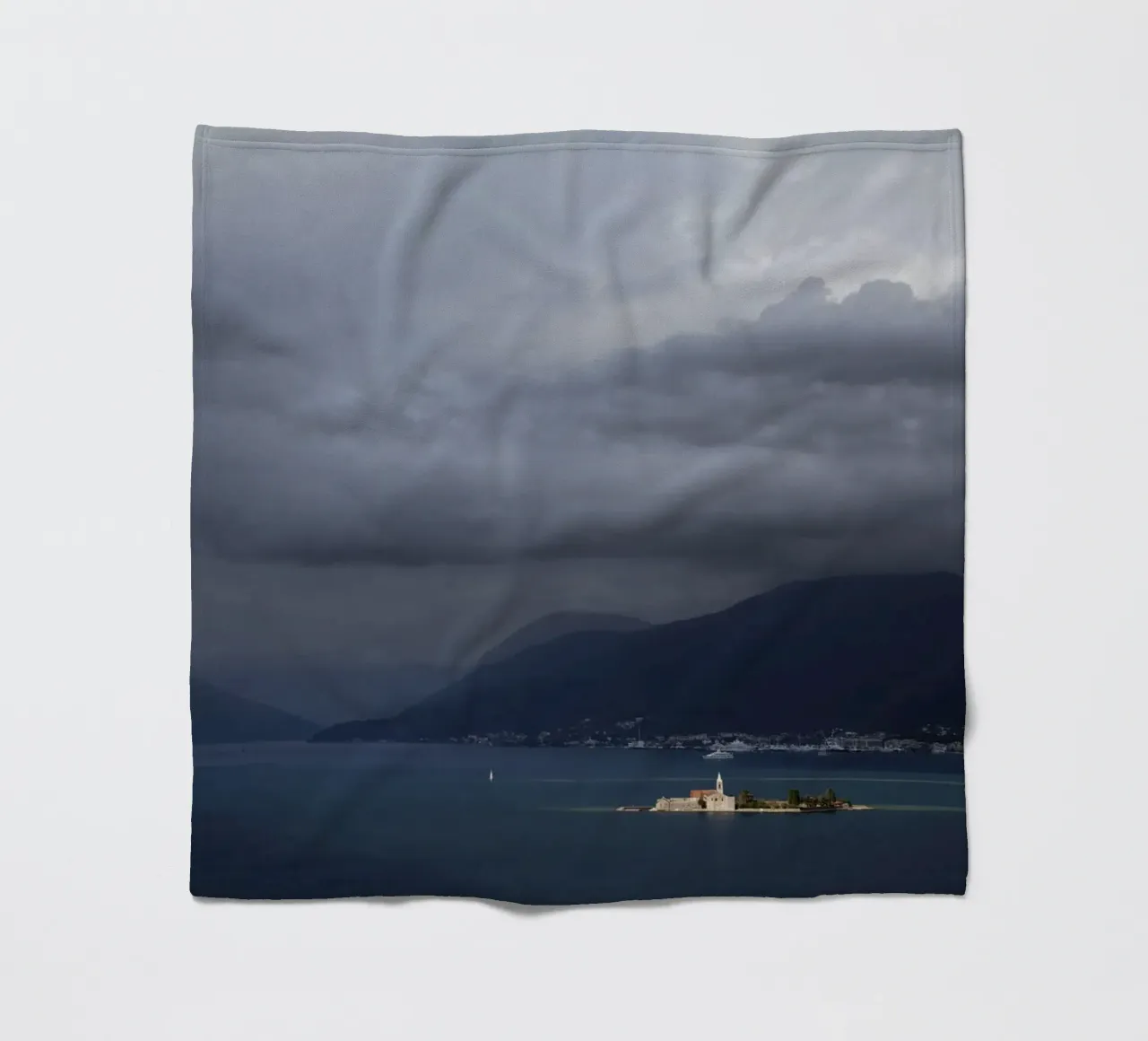 Baia di Kotor, Montenegro coperta in pile da atmospheric pictures