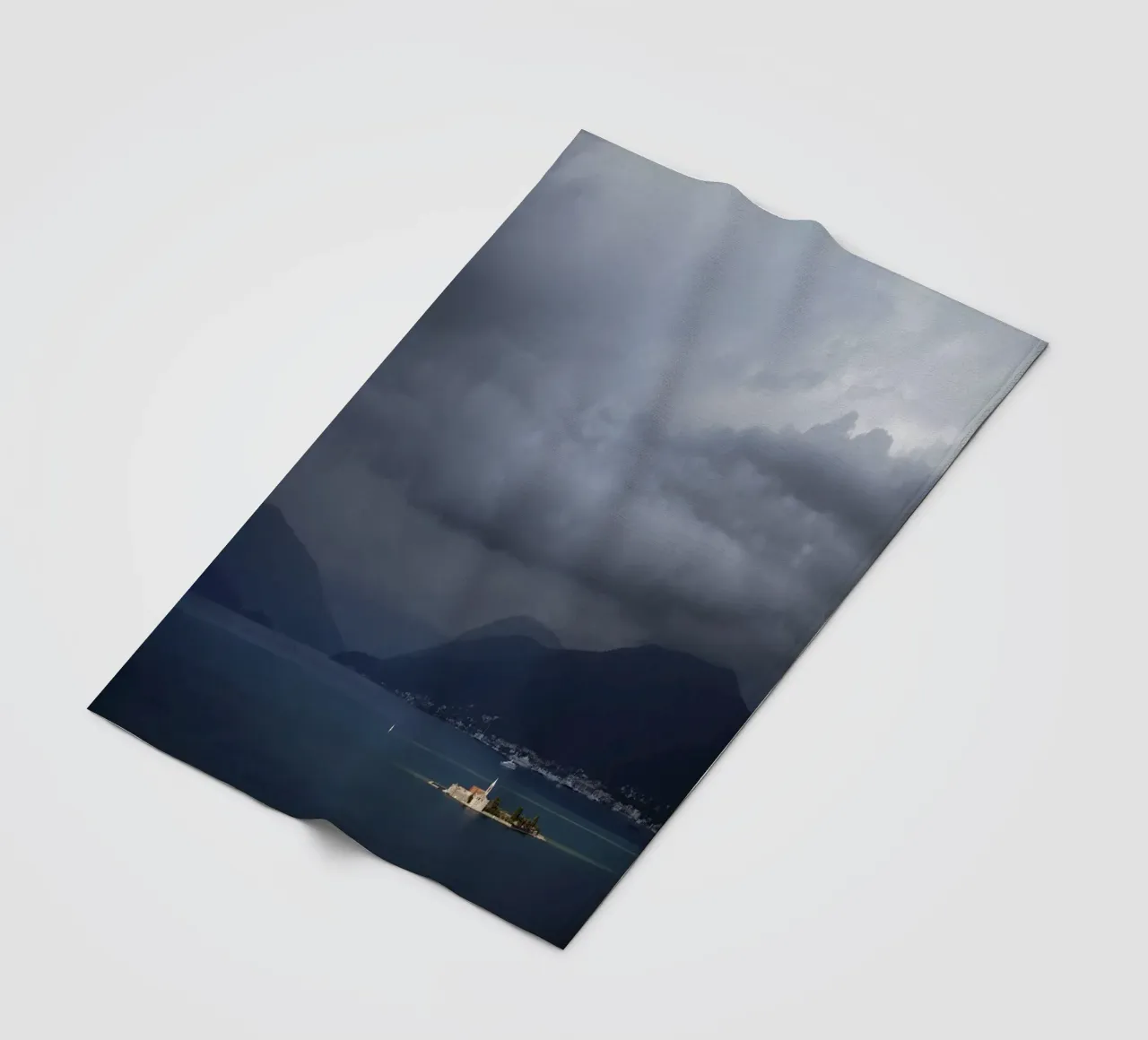 Baia di Kotor, Montenegro coperta in pile da atmospheric pictures