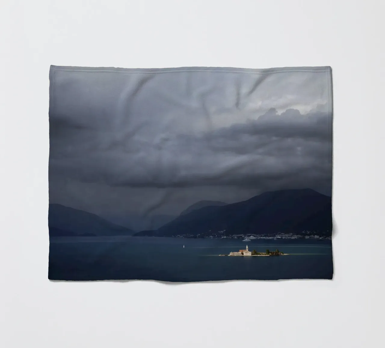 Baia di Kotor, Montenegro coperta in pile da atmospheric pictures