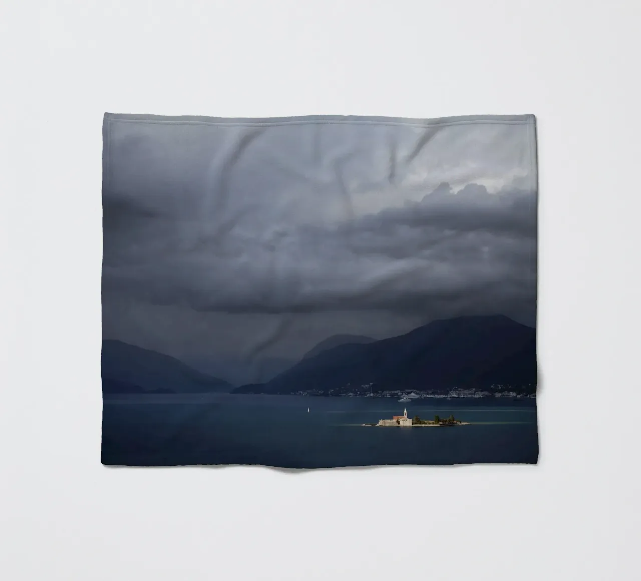 Baia di Kotor, Montenegro coperta in pile da atmospheric pictures