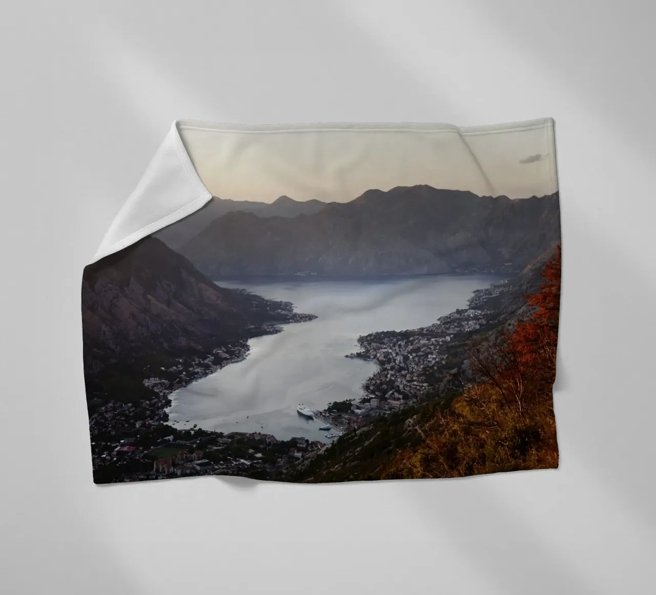 Baia di Kotor, Montenegro coperta in pile da atmospheric pictures