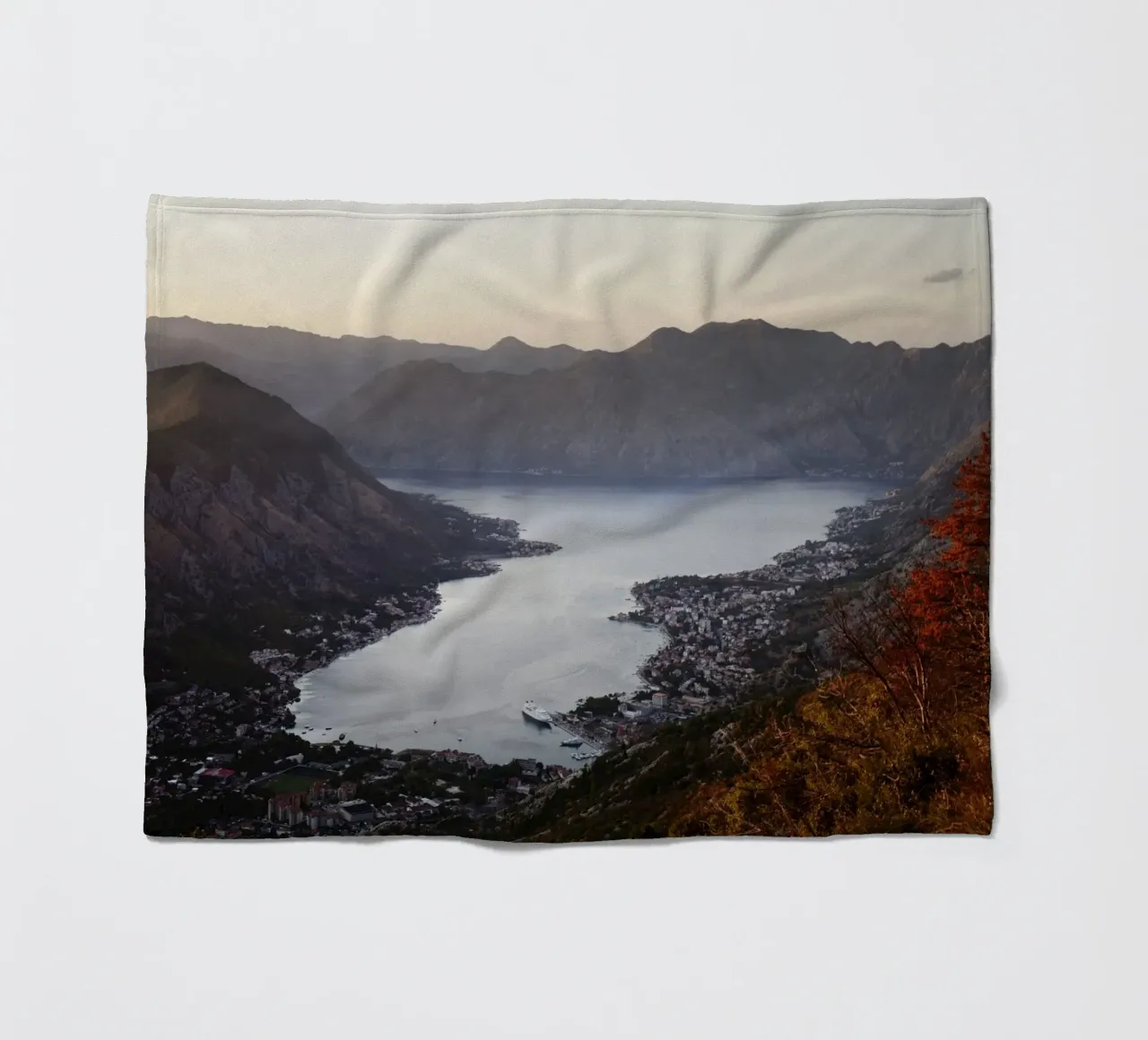 Baia di Kotor, Montenegro coperta in pile da atmospheric pictures