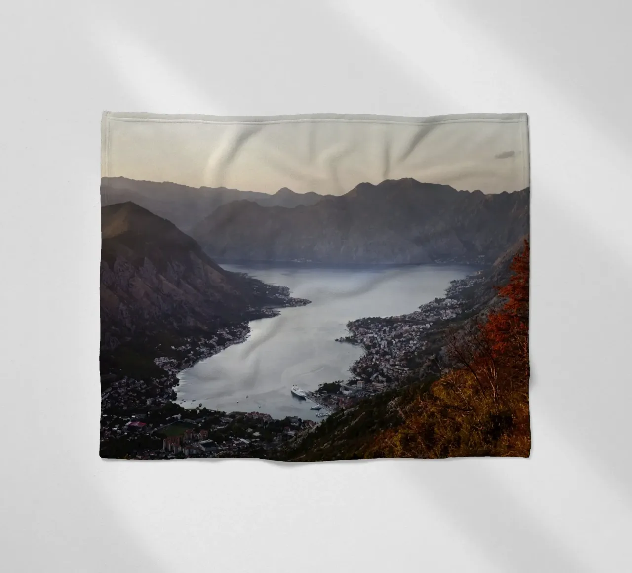 Baia di Kotor, Montenegro coperta in pile da atmospheric pictures