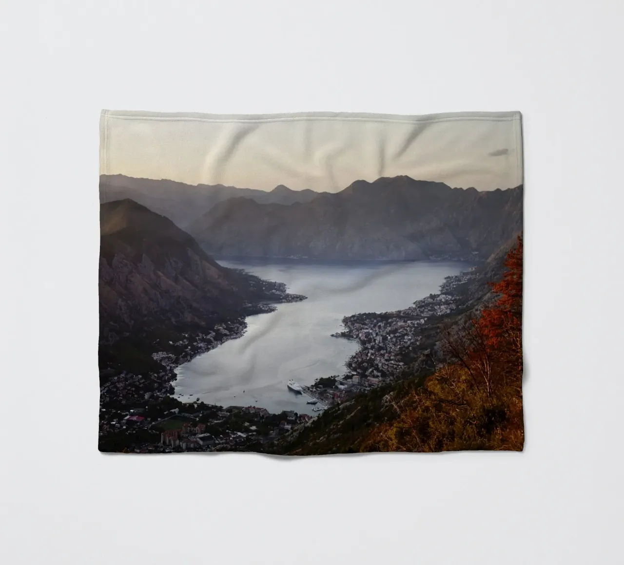 Baia di Kotor, Montenegro coperta in pile da atmospheric pictures