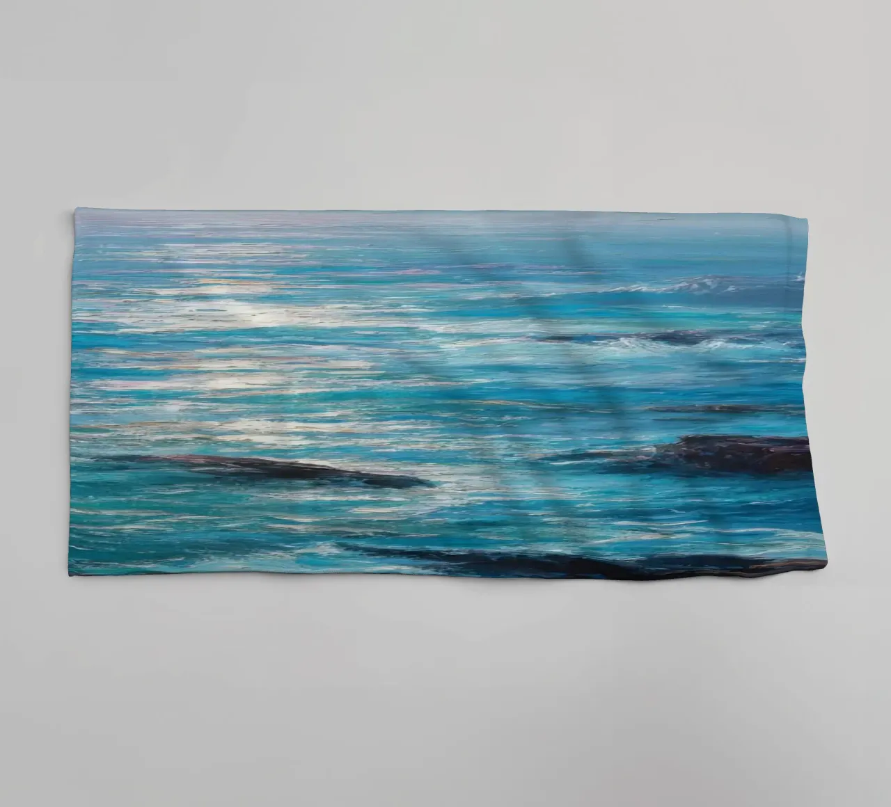 Paesaggio marino con scogliere nebbiose asciugamano da bagno da Artbyvo