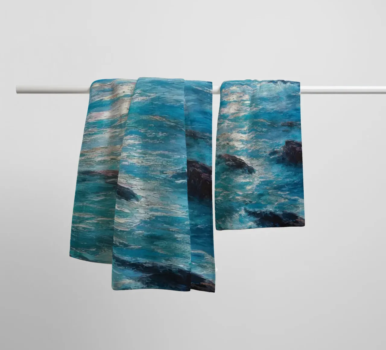 Paesaggio marino con scogliere nebbiose asciugamano da bagno da Artbyvo