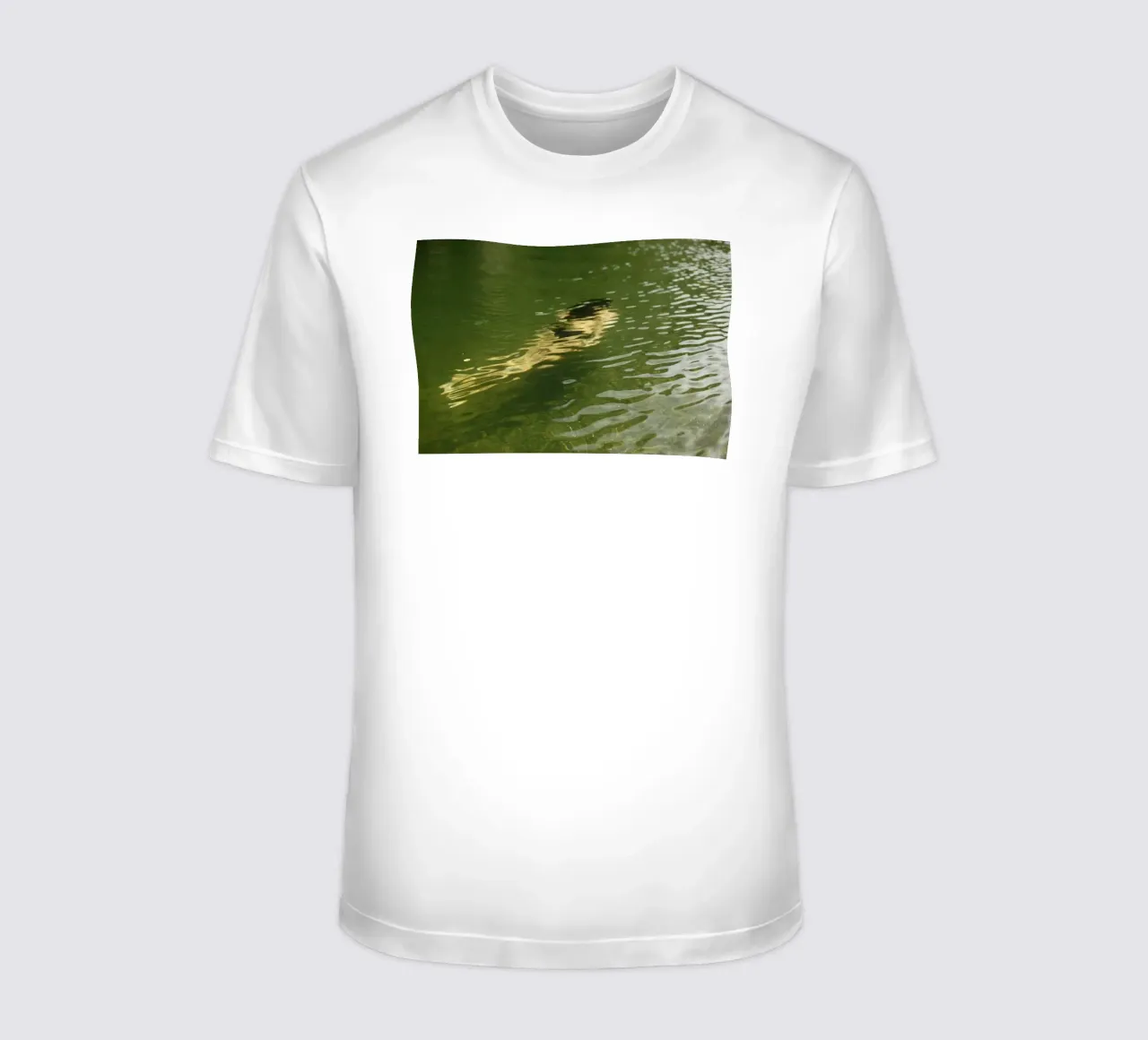 Riflessione di una donna a Cuba (Baracua) t-shirt da art picture