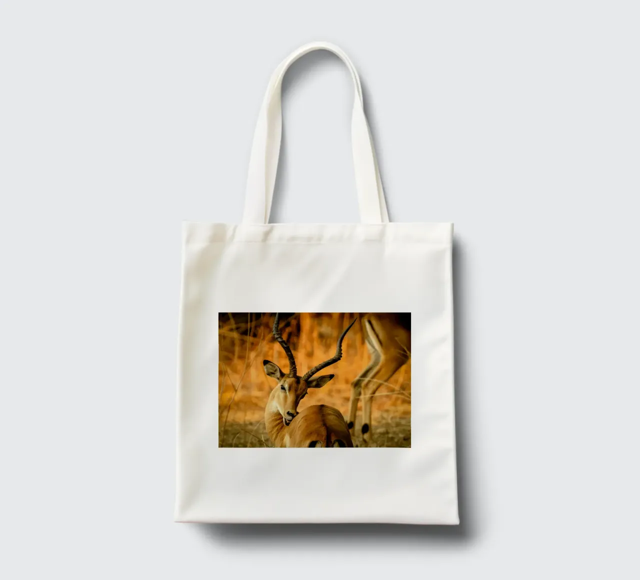 Un bellissimo Impala con corna ricurve borsa in juta da The Herringstore