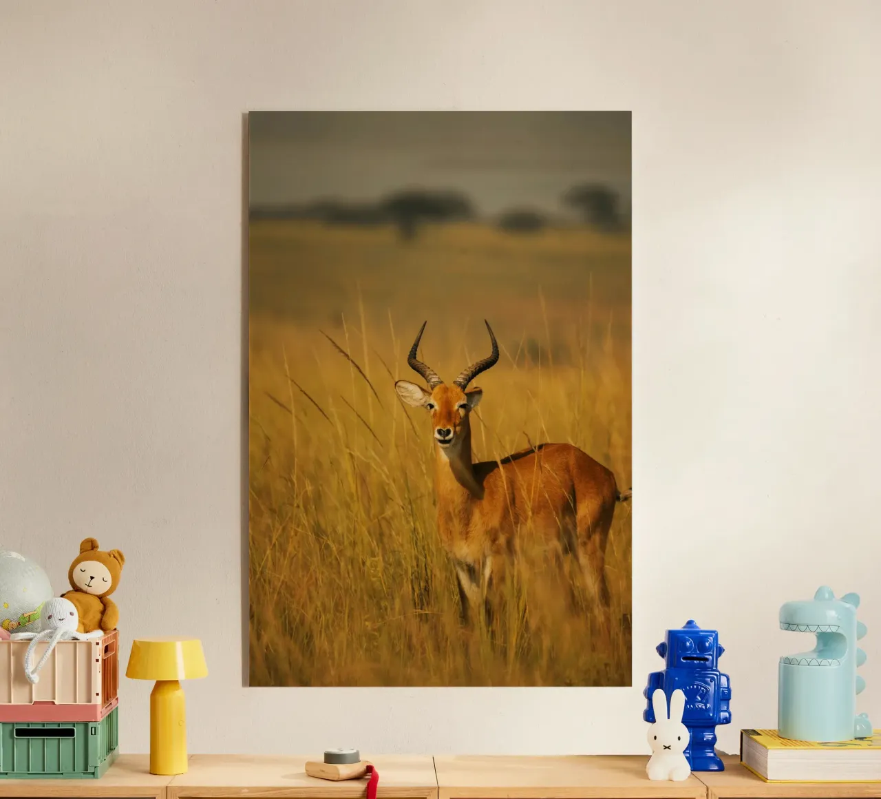 Antilope in piedi tra l'erba alta plexiglass da The Herringstore