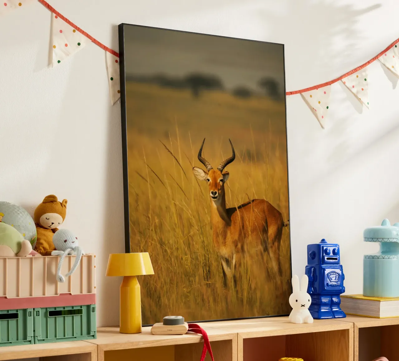 Antilope in piedi tra l'erba alta alluminio dibond da The Herringstore