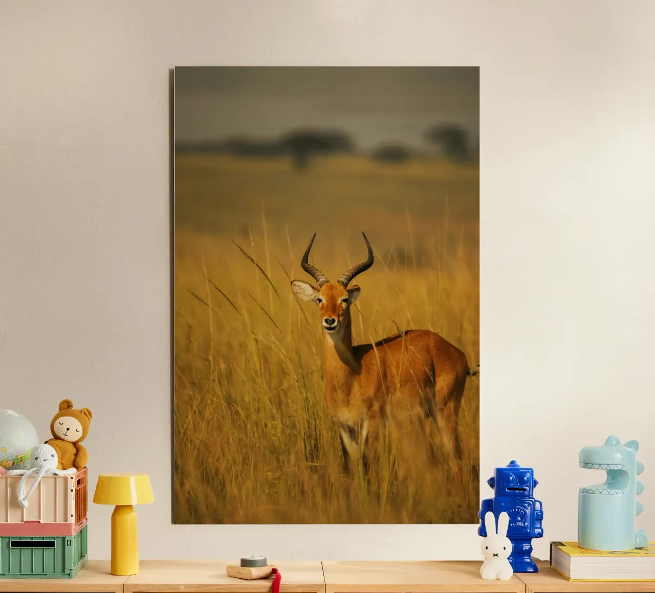 Antilope in piedi tra l'erba alta alluminio dibond da The Herringstore
