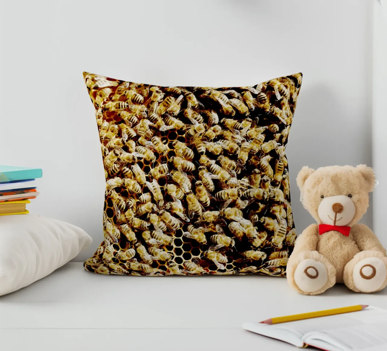 Bienen in Honigwabe (Oberbayern) Kissen von art picture