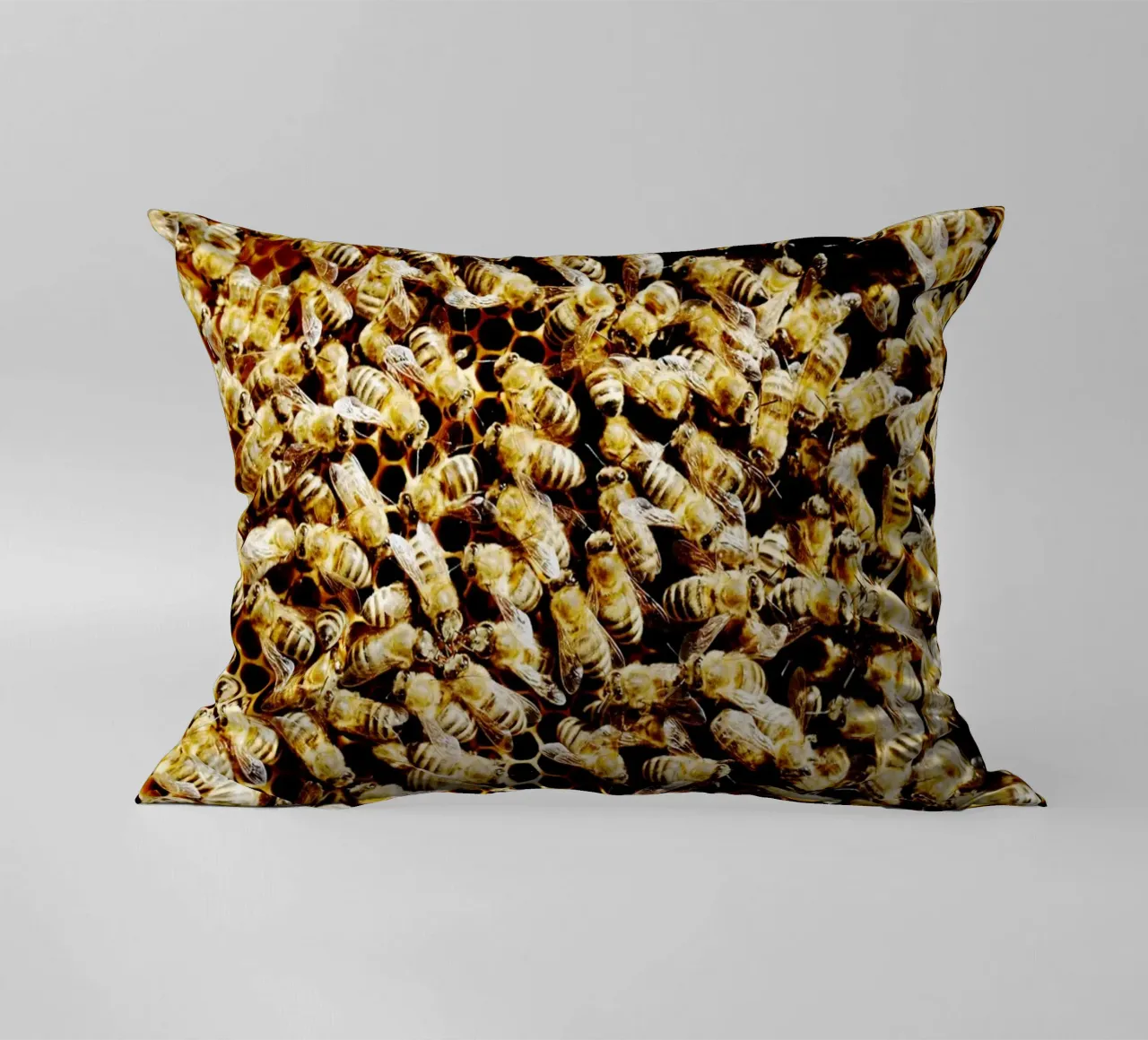 Bienen in Honigwabe (Oberbayern) Kissen von art picture