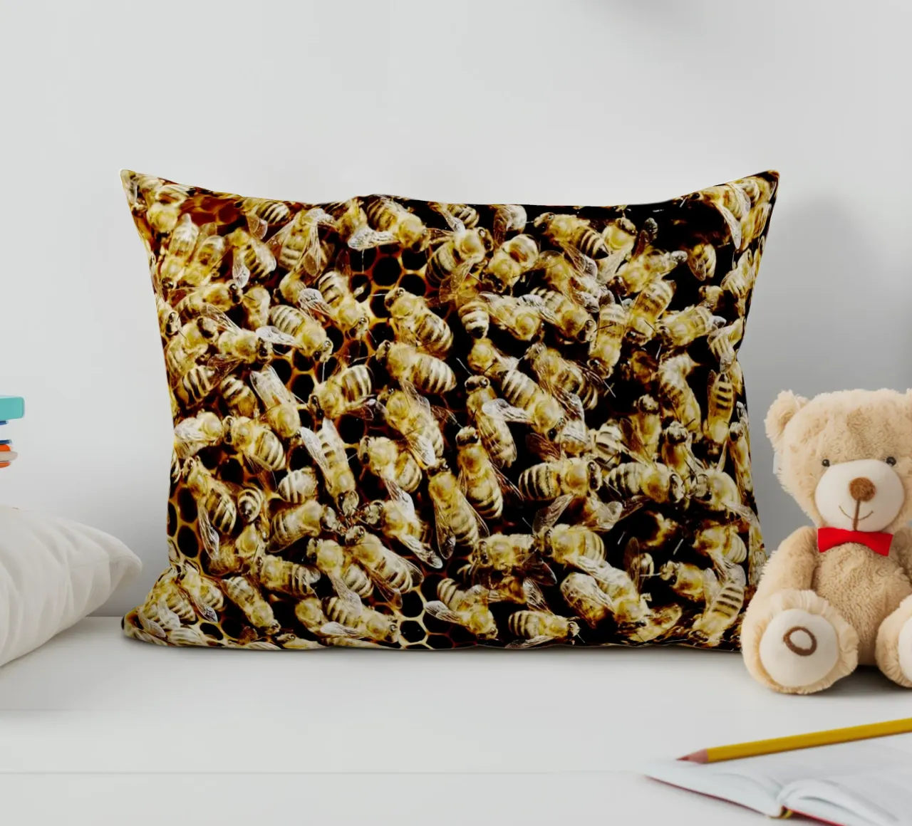 Bienen in Honigwabe (Oberbayern) Kissen von art picture