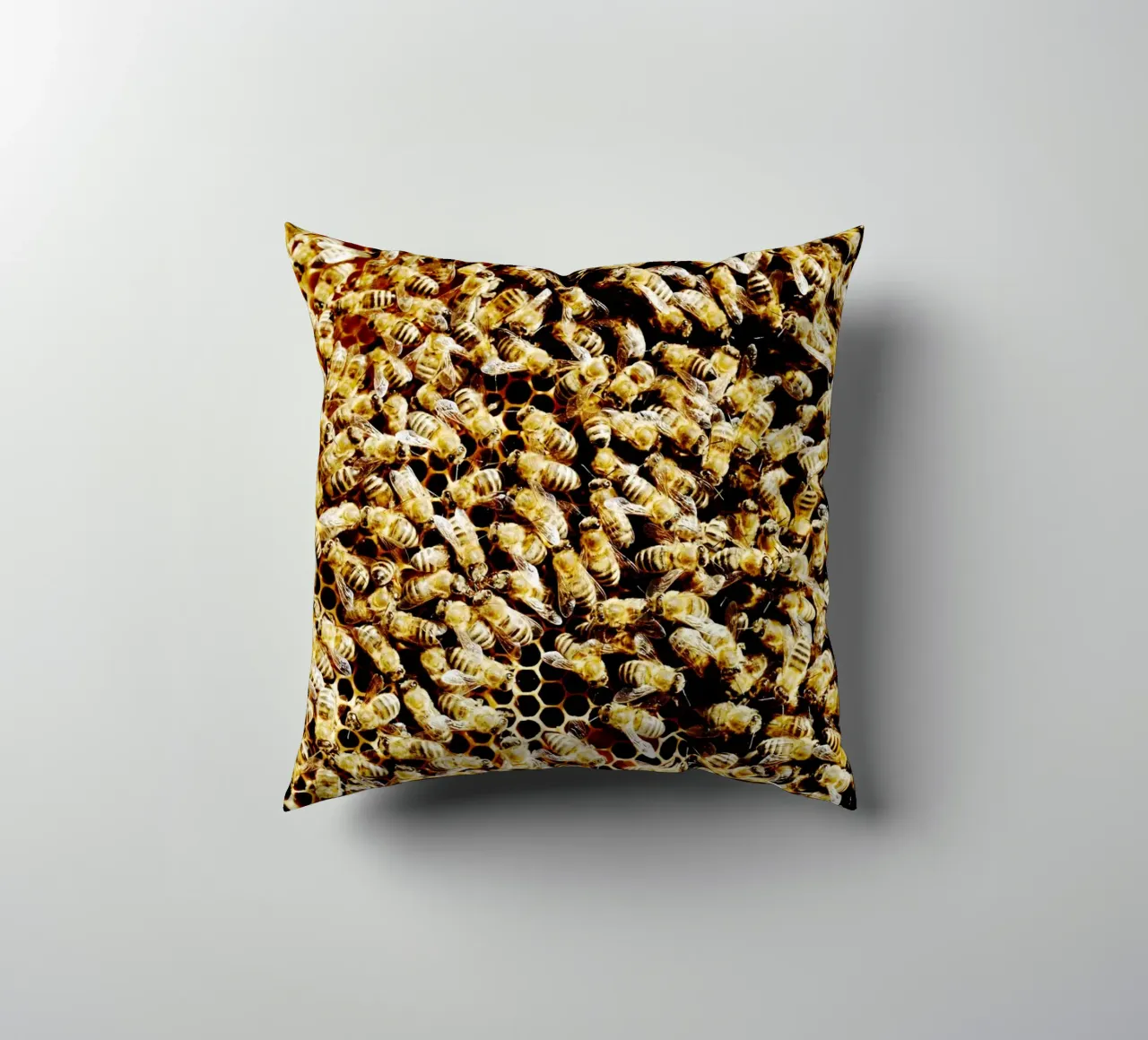 Bienen in Honigwabe (Oberbayern) Kissen von art picture
