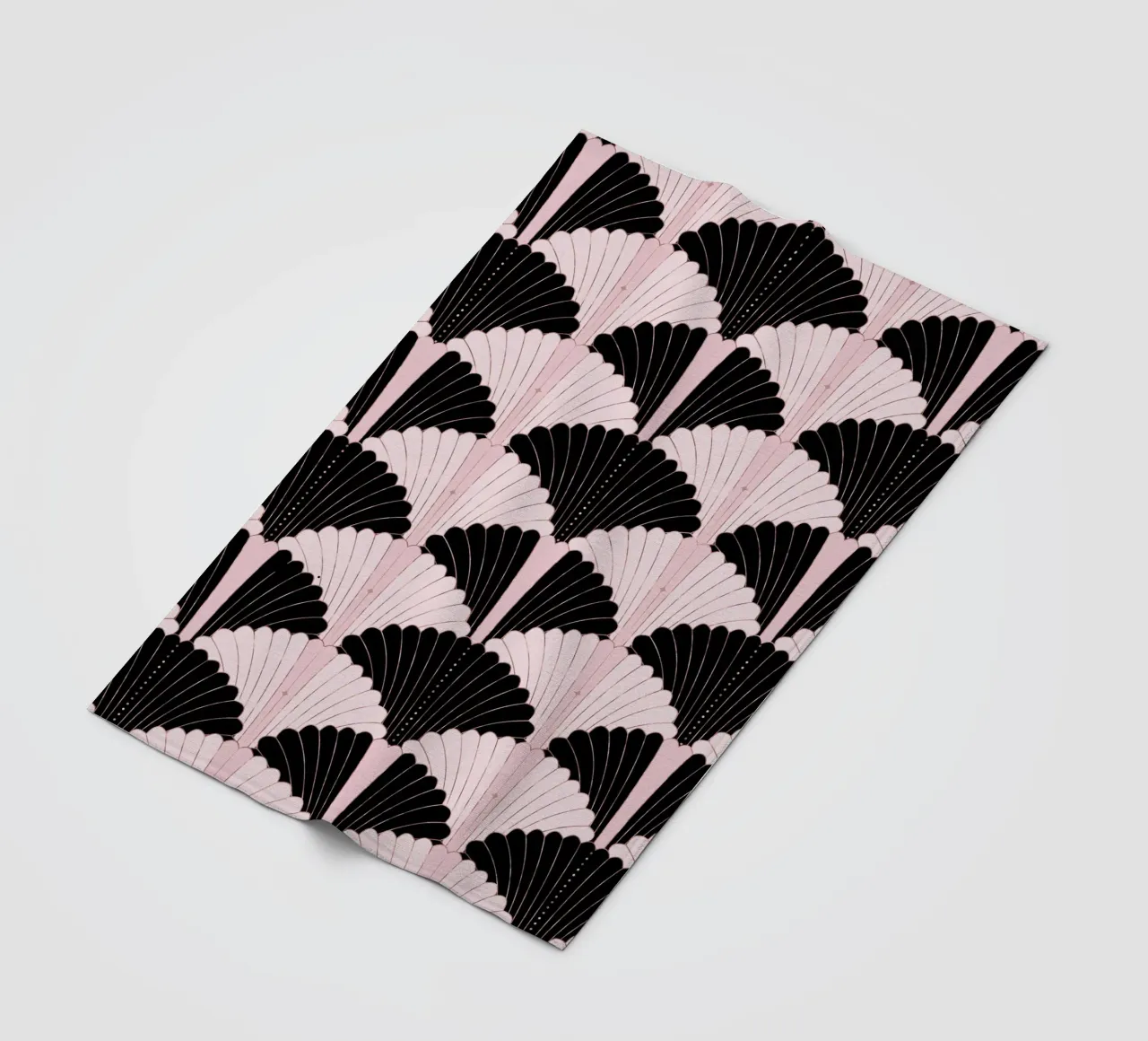 Motivo Art Déco in nero e rosa chiaro con riflessi dorati coperta in pile da CalliLetters
