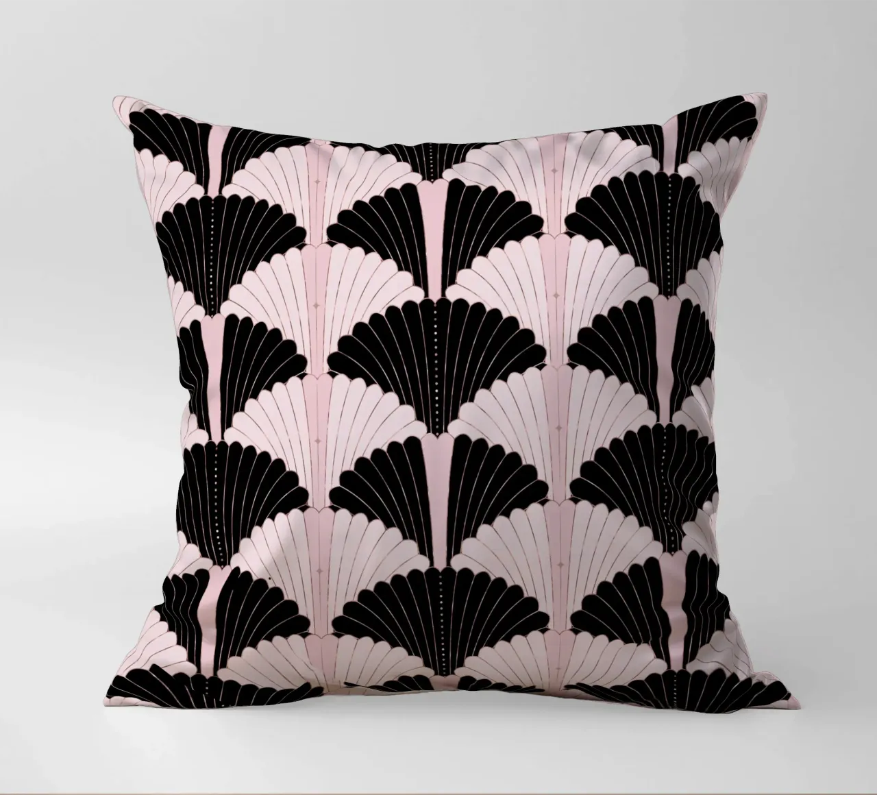 Motivo Art Déco in nero e rosa chiaro con riflessi dorati cuscino da CalliLetters