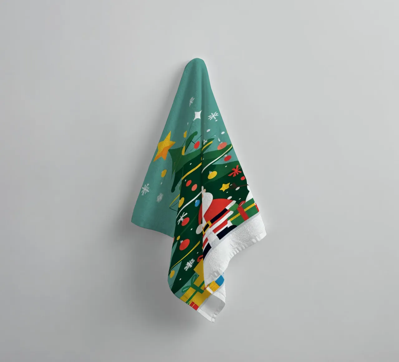 Albero di Natale con Babbo Natale e pupazzo di neve asciugamano da bagno da DesignDoodle