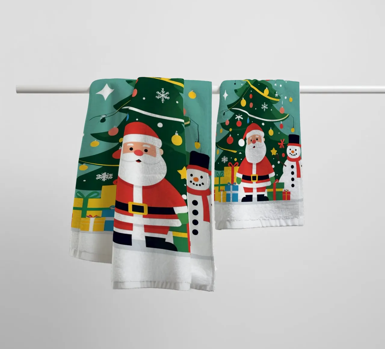 Albero di Natale con Babbo Natale e pupazzo di neve asciugamano da bagno da DesignDoodle