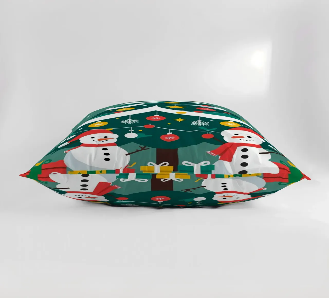 Albero di Natale con pupazzi di neve e regali cuscino da DesignDoodle