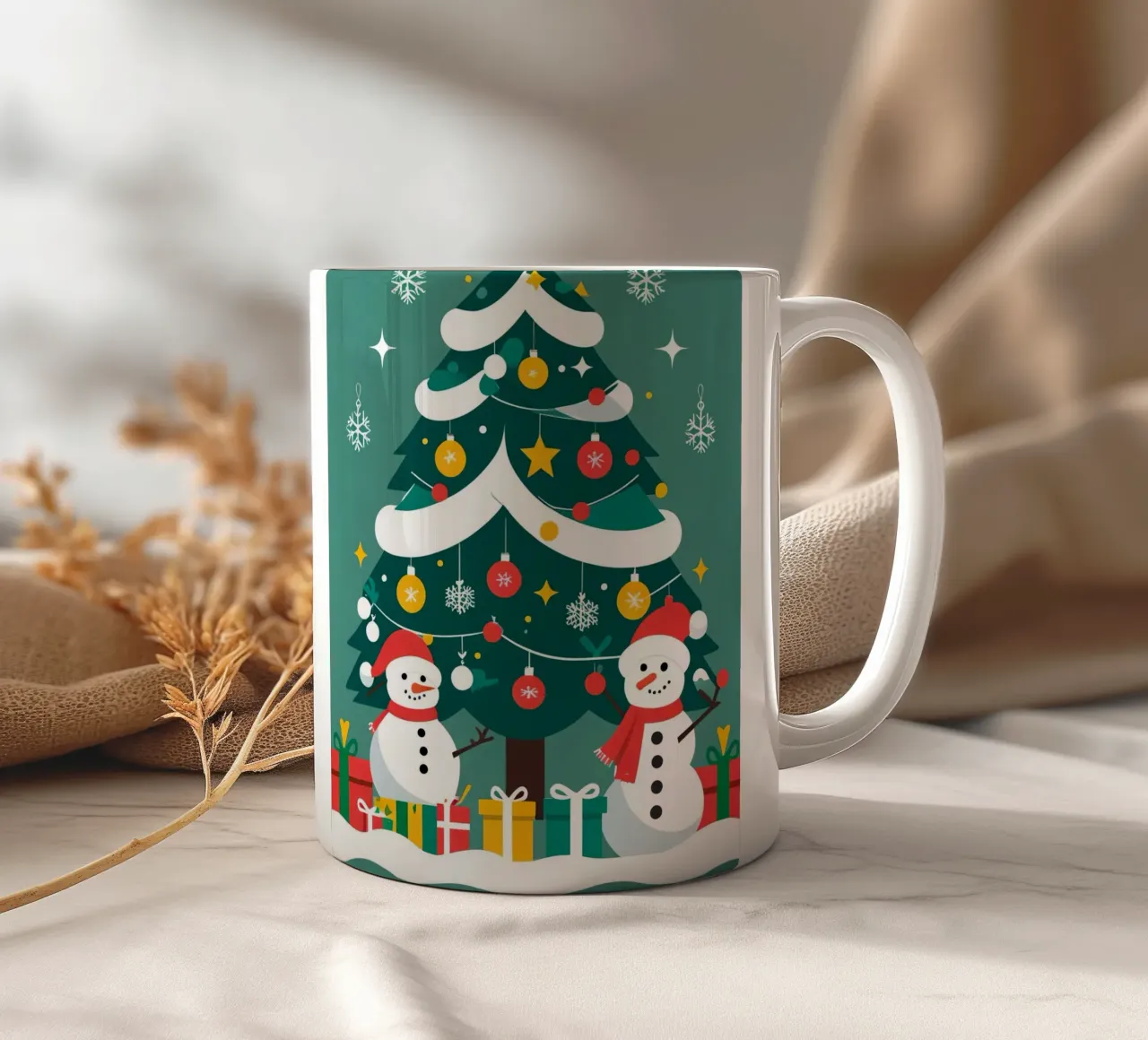 Albero di Natale con pupazzi di neve e regali tazza in ceramica da DesignDoodle