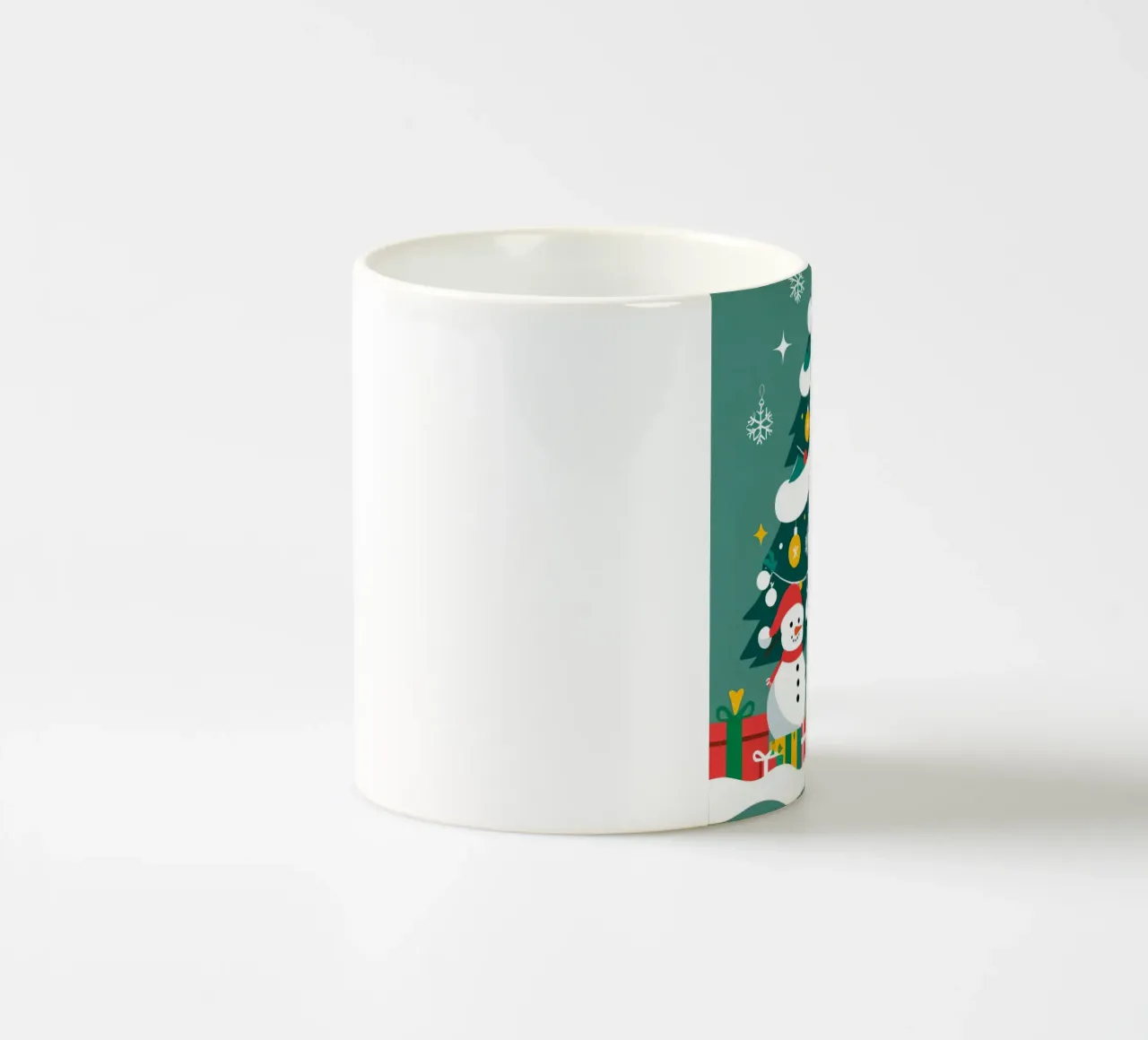 Albero di Natale con pupazzi di neve e regali tazza in ceramica da DesignDoodle