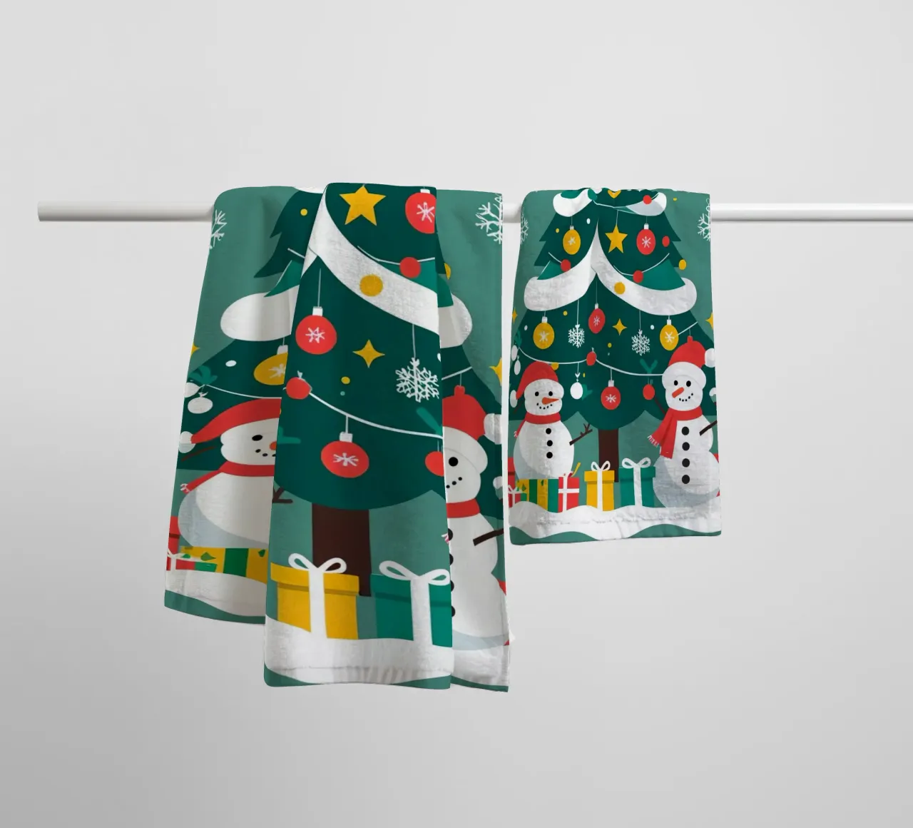 Albero di Natale con pupazzi di neve e regali asciugamano da bagno da DesignDoodle