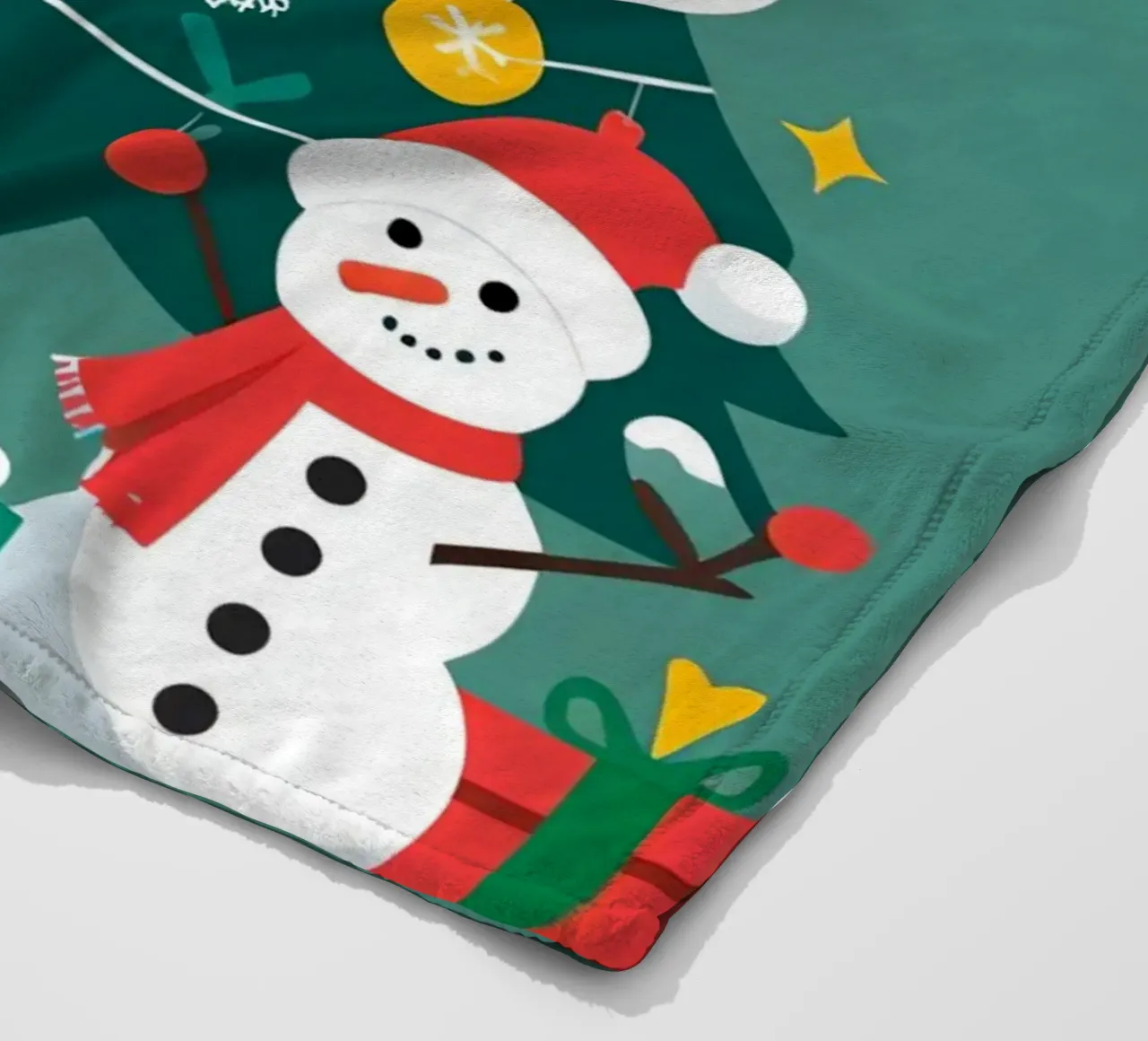 Albero di Natale con pupazzi di neve e regali coperta in pile da DesignDoodle
