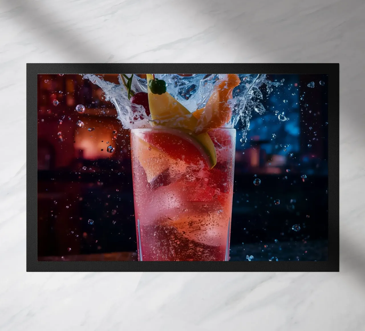 Cocktail splash con guarnizione di frutta e ghiaccio zerbino da DesignDoodle