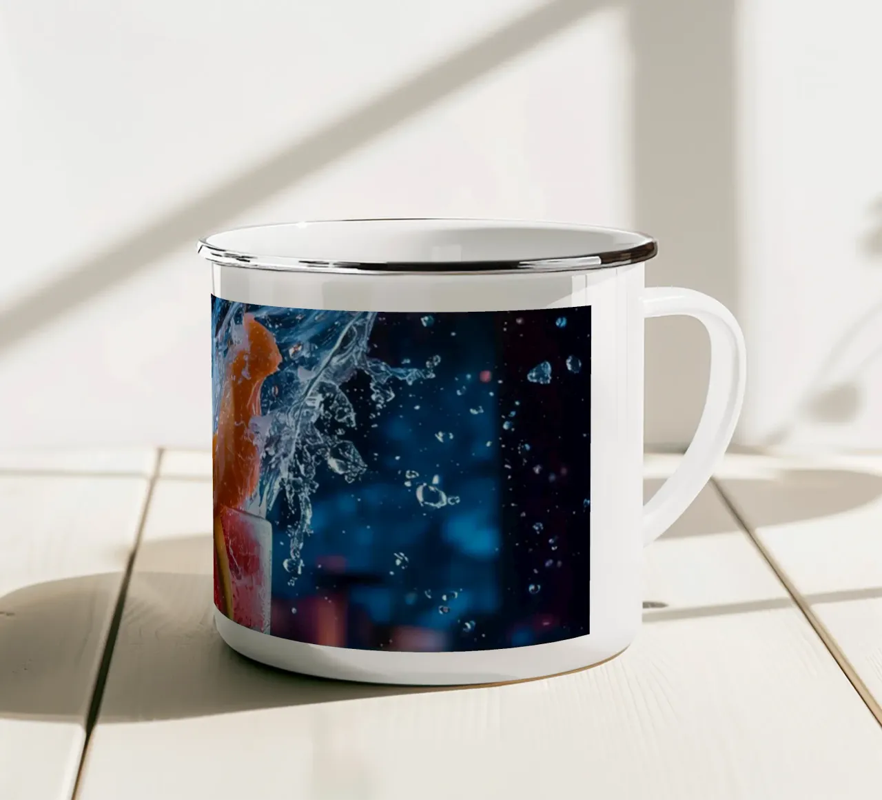 Cocktail splash con guarnizione di frutta e ghiaccio tazza in smalto da DesignDoodle