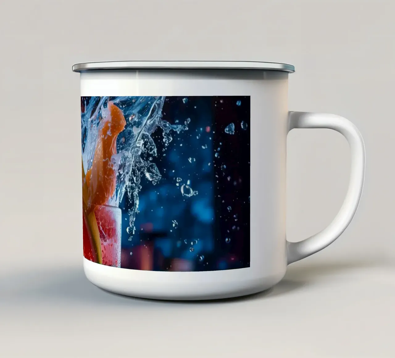 Cocktail splash con guarnizione di frutta e ghiaccio tazza in smalto da DesignDoodle