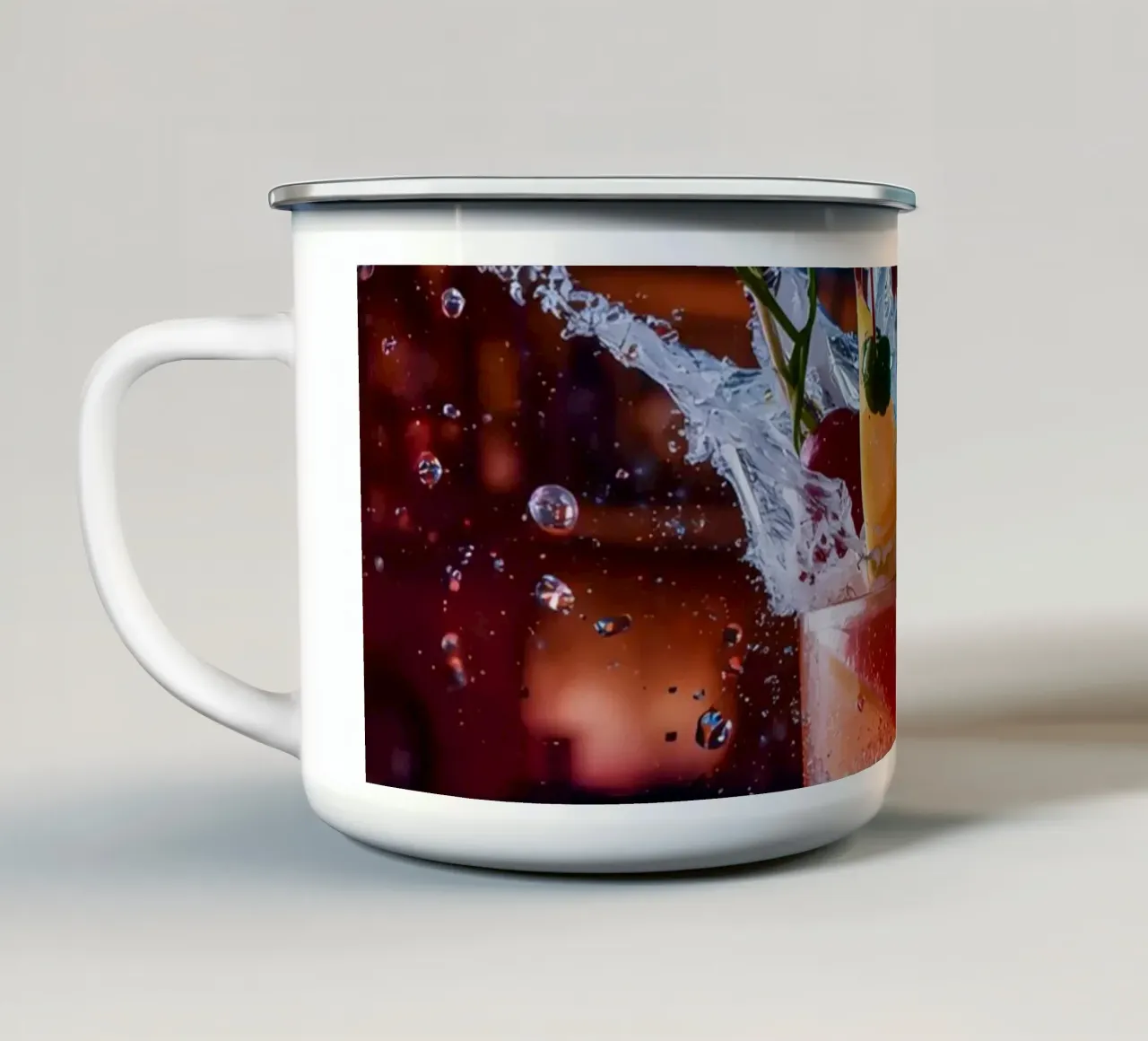 Cocktail splash con guarnizione di frutta e ghiaccio tazza in smalto da DesignDoodle