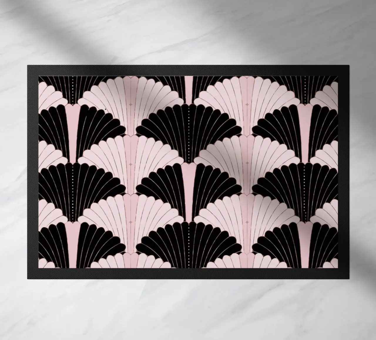 Motivo Art Déco in nero e rosa chiaro. Con riflessi dorati zerbino da CalliLetters