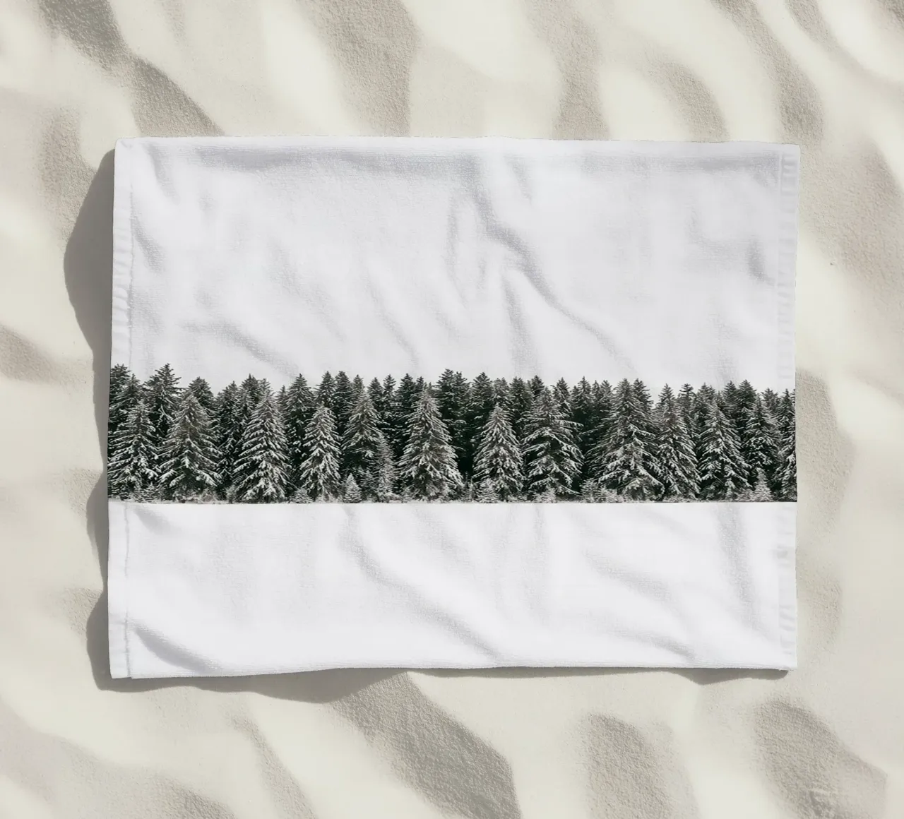 Foresta invernale minimale - neve e abeti Photo Art telo mare da ChristmasMooodz