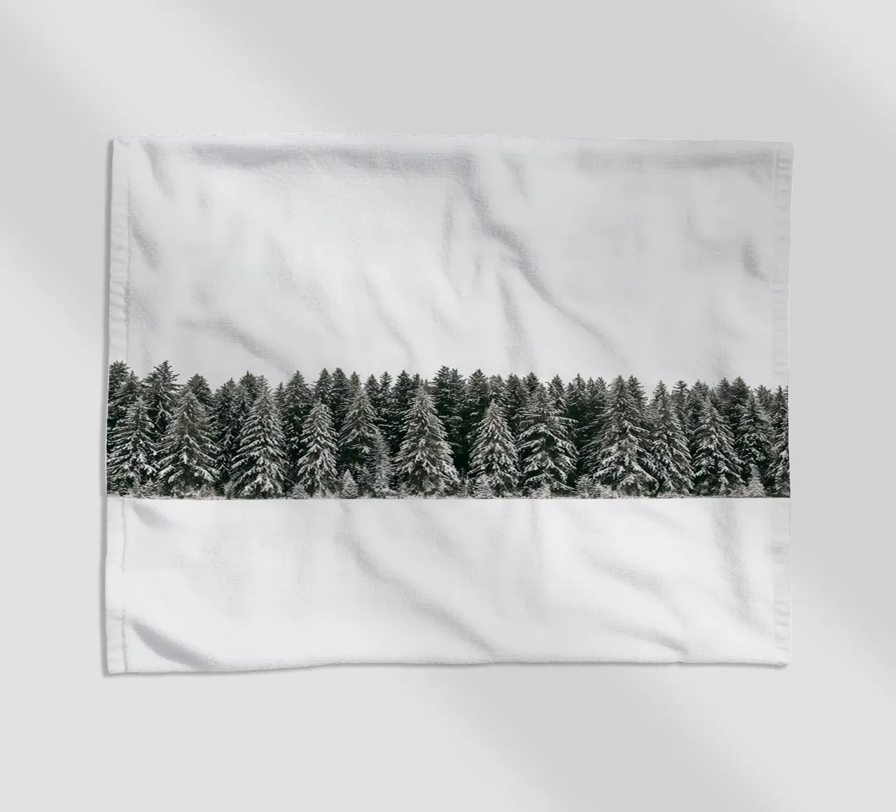 Foresta invernale minimale - neve e abeti Photo Art telo mare da ChristmasMooodz