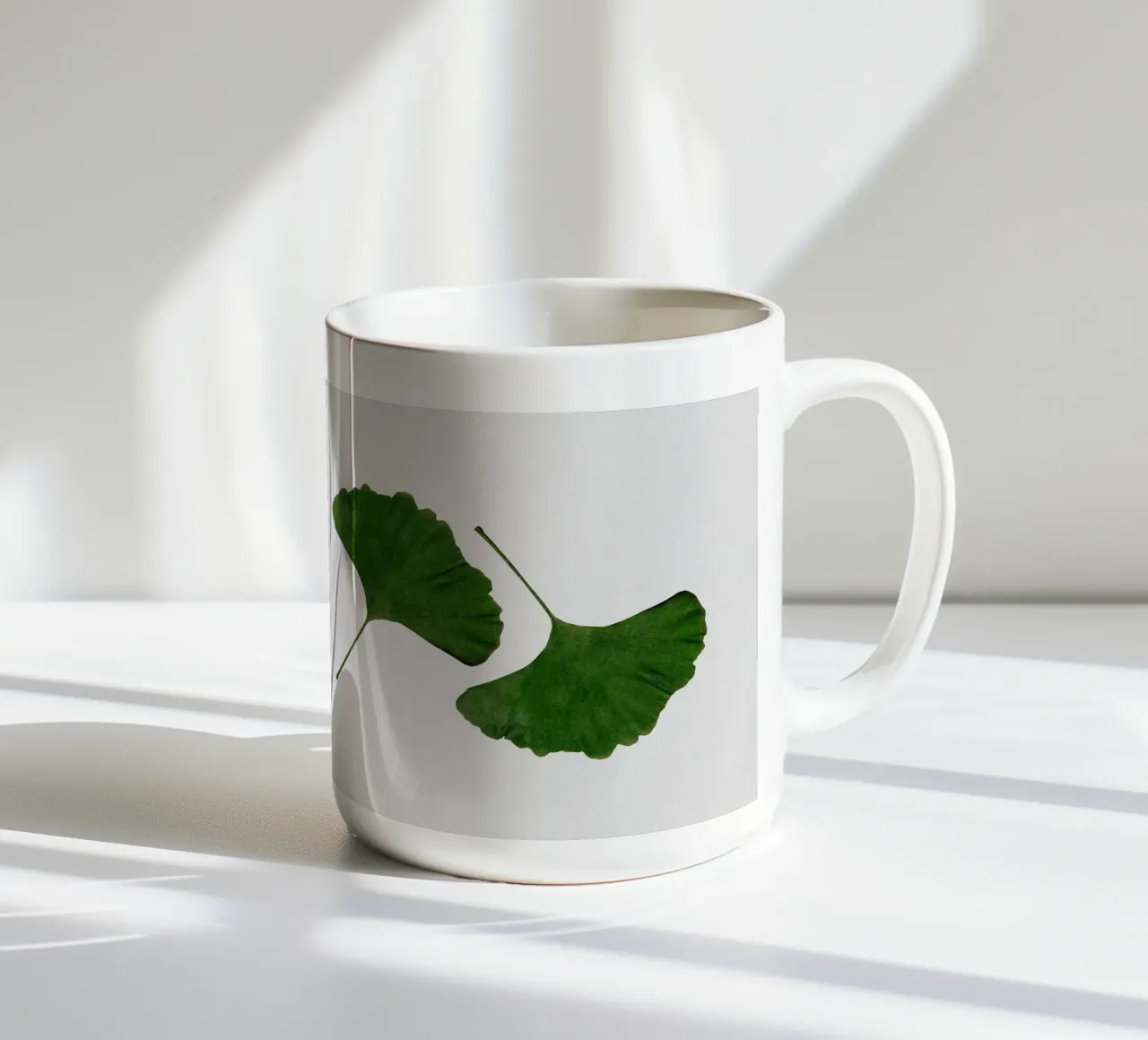 Foglia di ginkgo II tazza in ceramica da Orara Studio