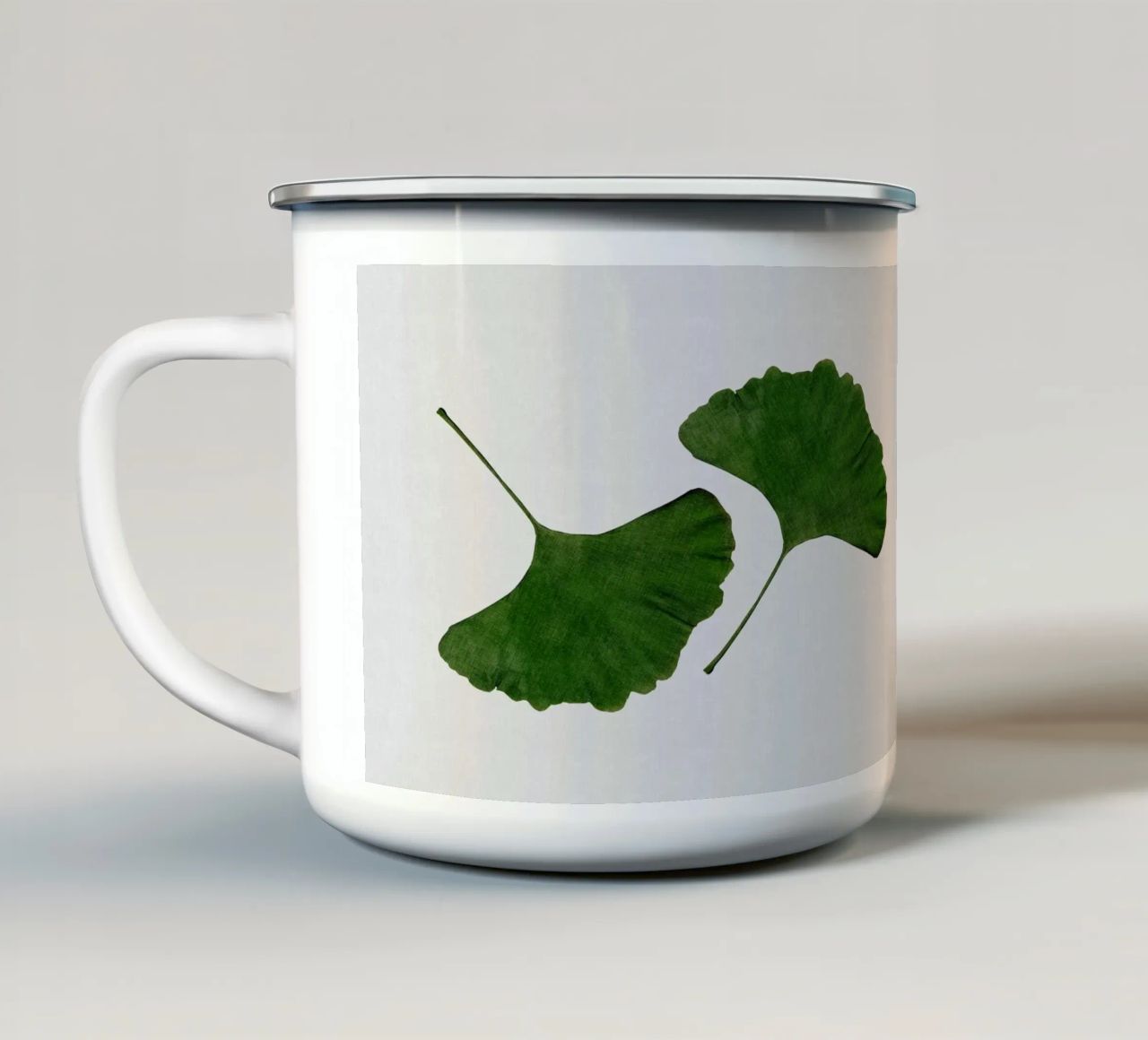 Foglia di ginkgo II tazza in smalto da Orara Studio