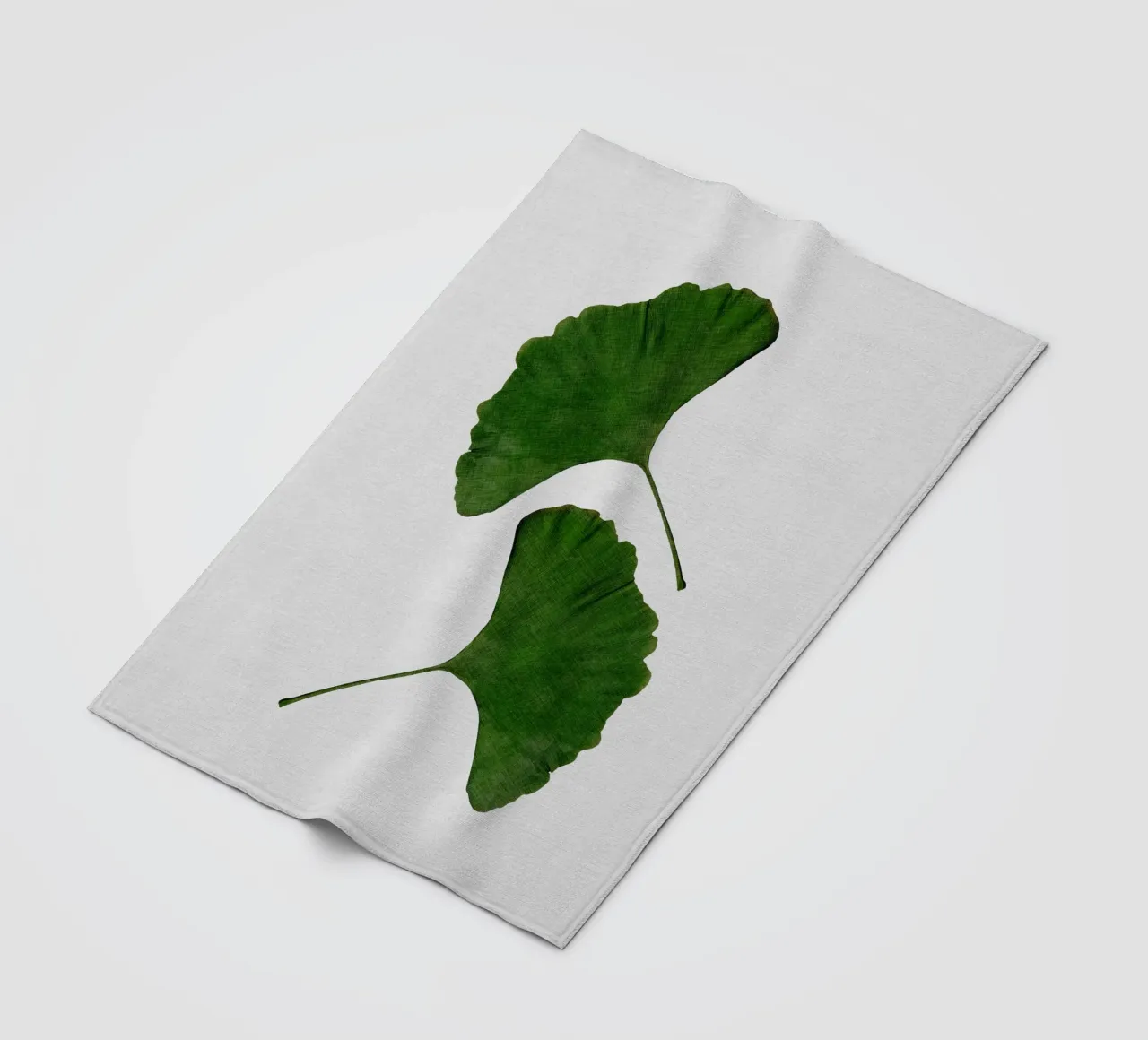 Foglia di ginkgo II coperta in pile da Orara Studio