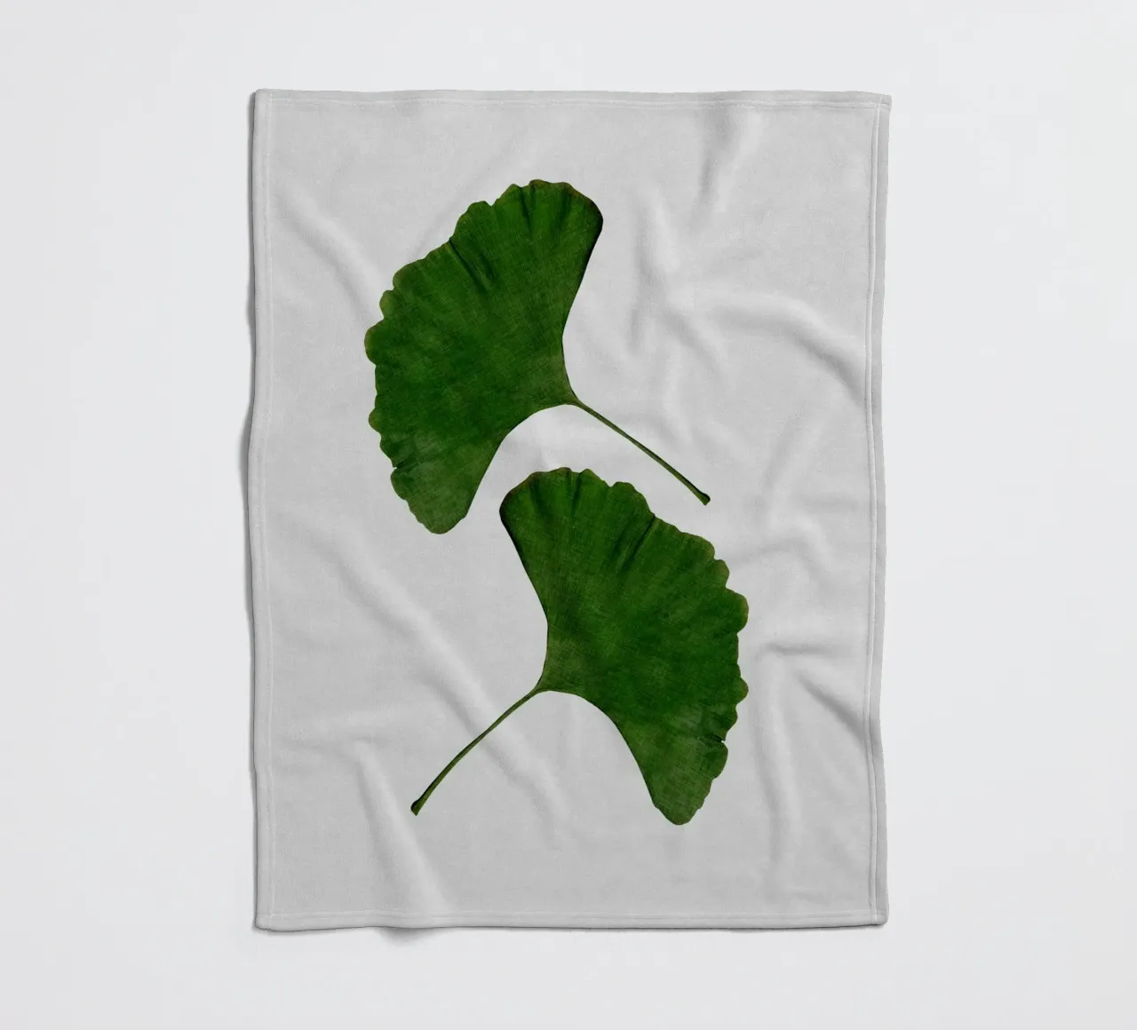 Foglia di ginkgo II coperta in pile da Orara Studio