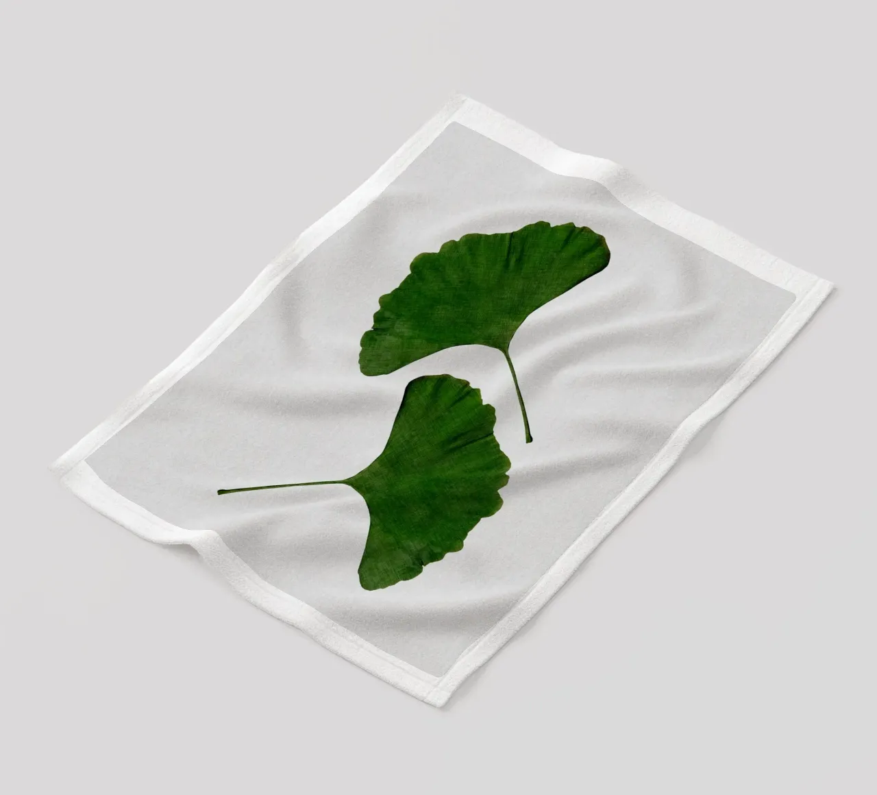 Foglia di ginkgo II coperta in pile da Orara Studio