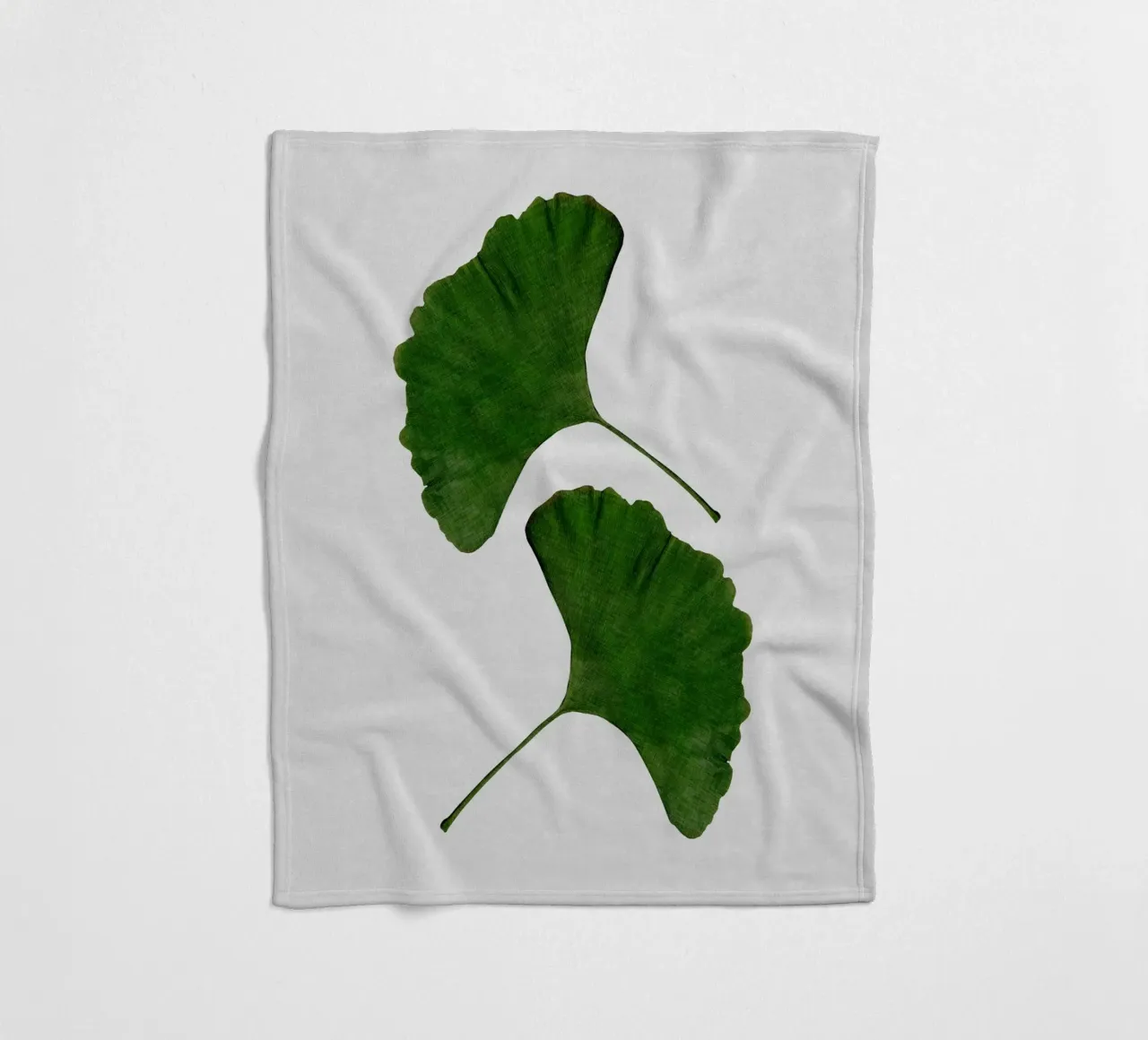 Foglia di ginkgo II coperta in pile da Orara Studio