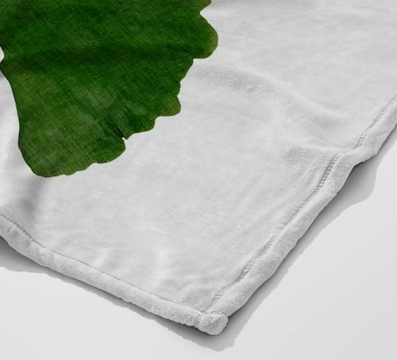 Foglia di ginkgo II coperta in pile da Orara Studio