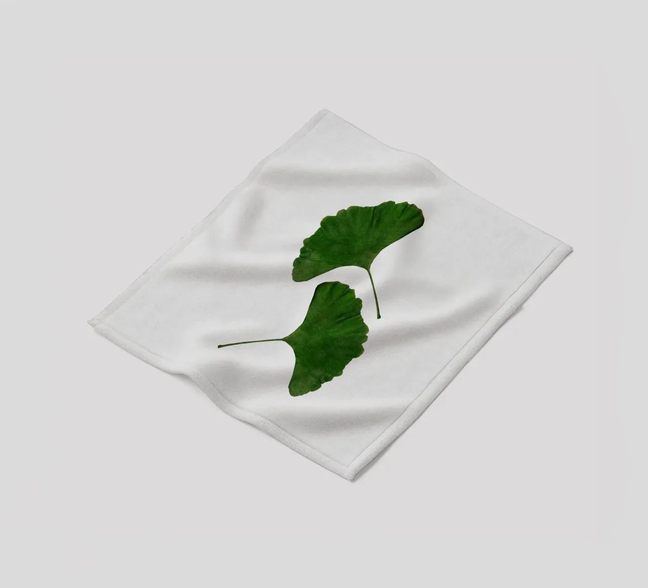 Foglia di ginkgo II coperta in pile da Orara Studio